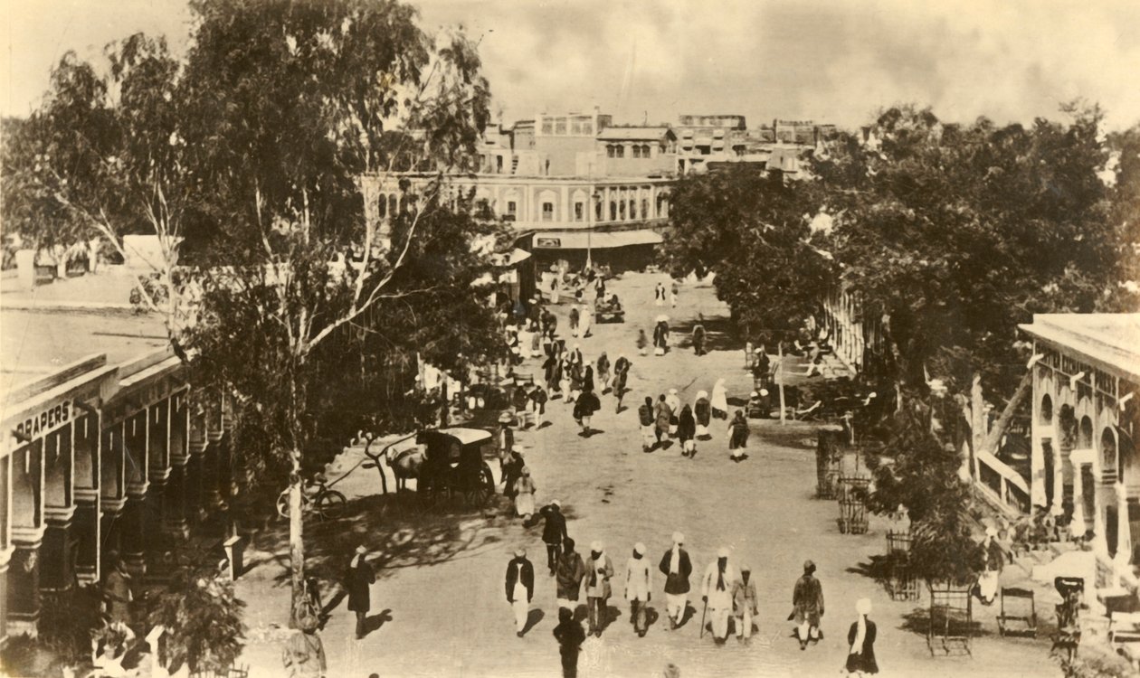 Een deel van de Sadar Bazar, Rawalpindi - genomen vanaf de Massy Gate, ca. 1918-ca. 1939 door Unbekannt