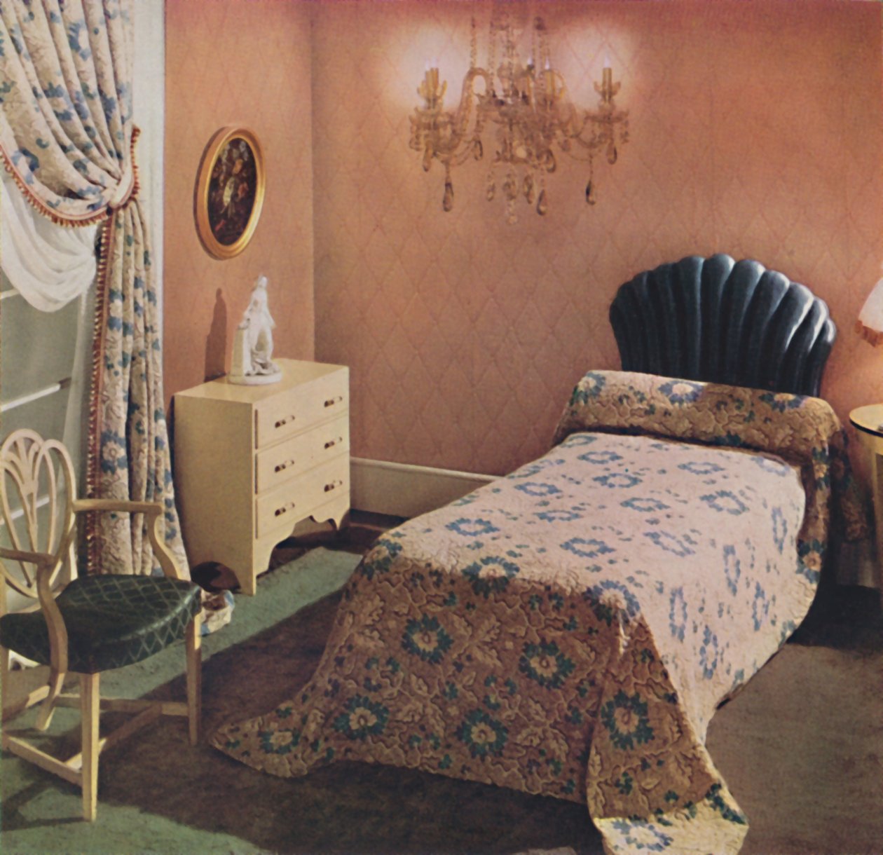 Een Vantona Court bedsprei geeft een luxueuze noot aan deze slaapkamer, 1942 door Unbekannt