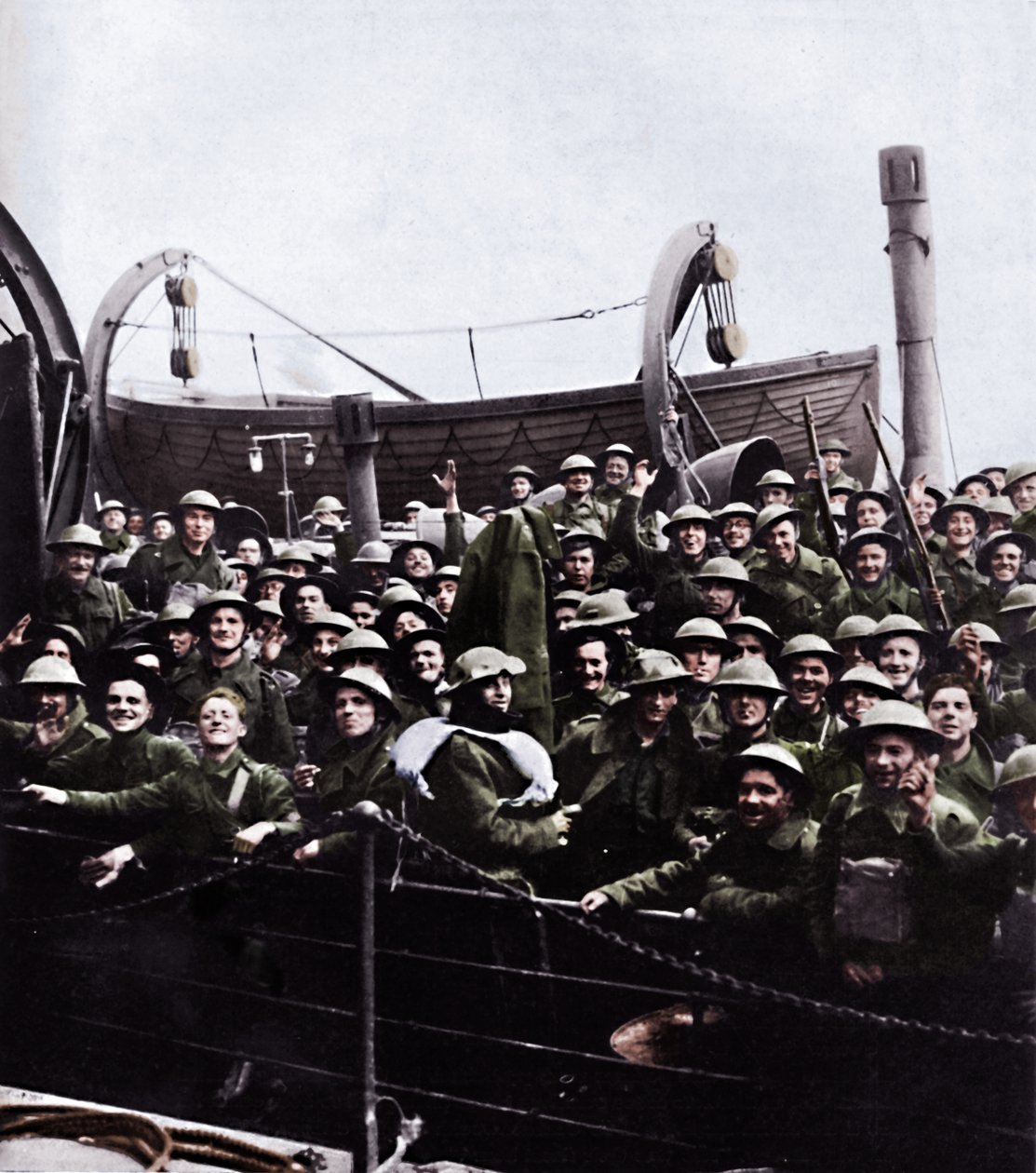 Een boot met soldaten gered uit Duinkerken, 1940, 1945 door Unbekannt