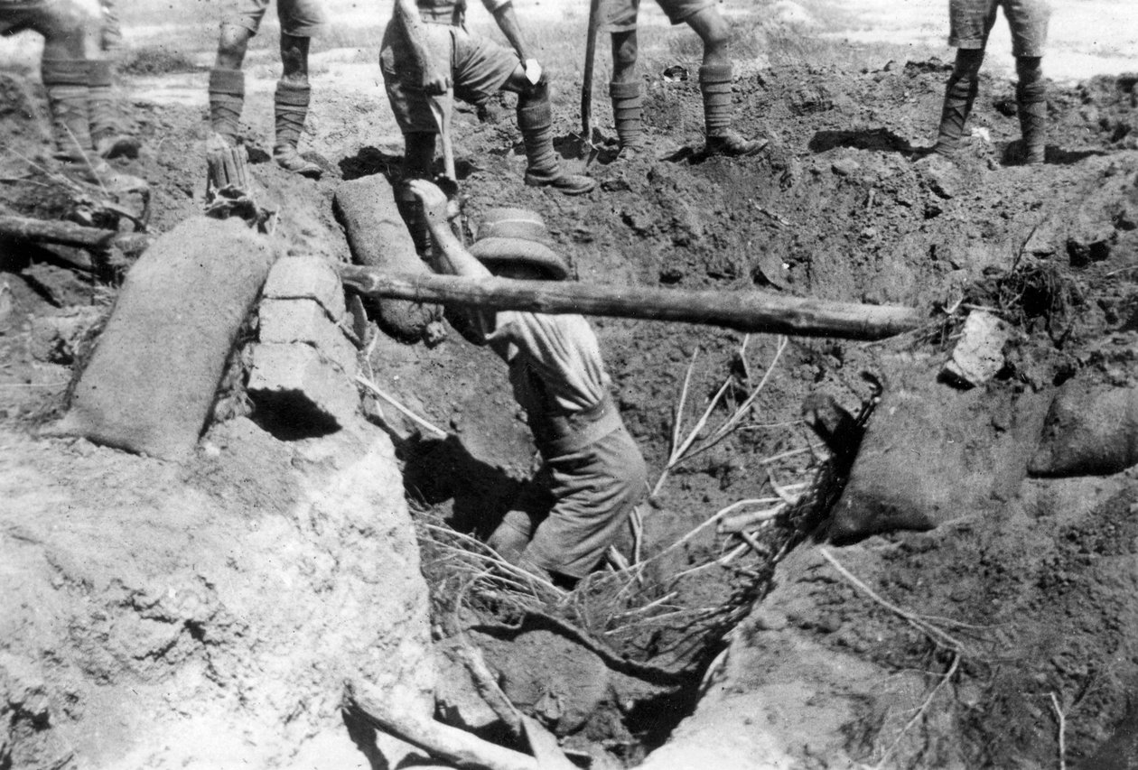 Een ingestorte Britse schuilplaats, Mesopotamië, WOI, 1918 door Unbekannt