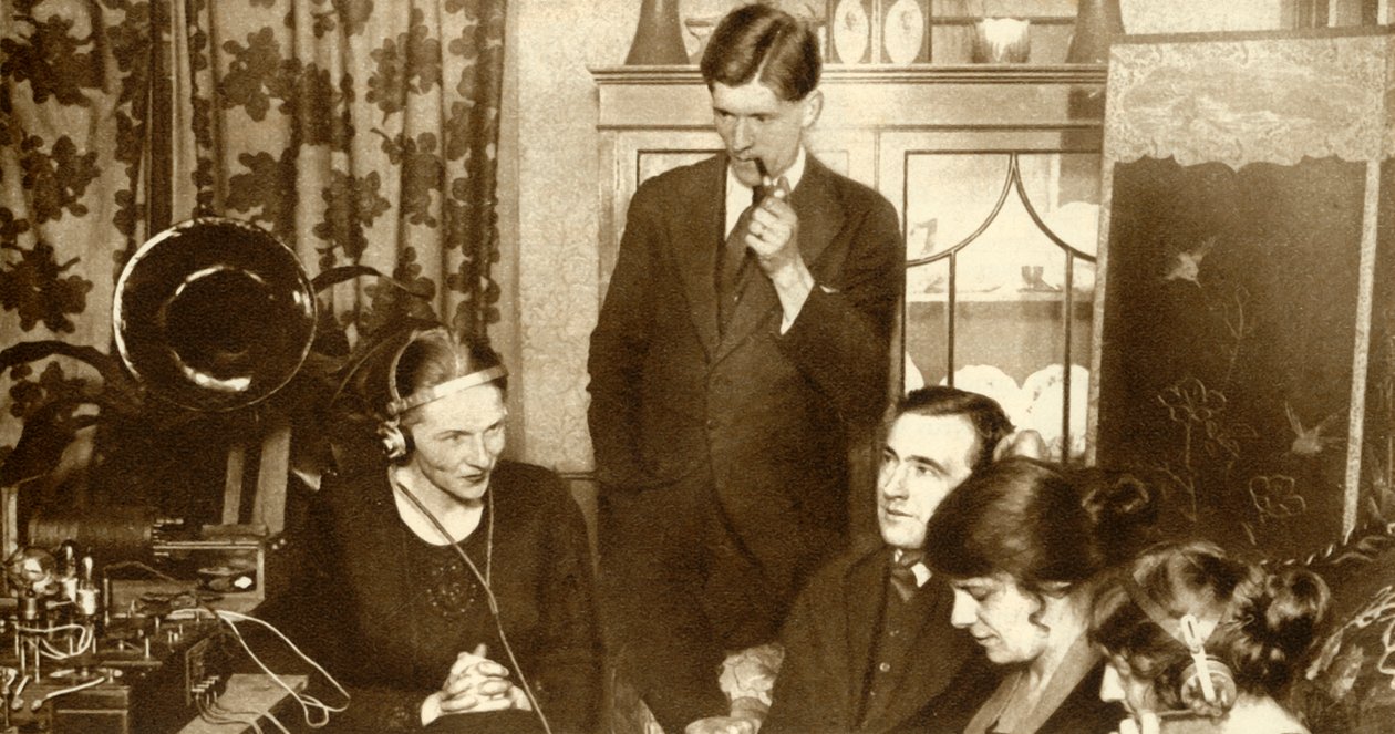 Een familie die luistert naar de uitslag van de algemene verkiezingen van 1923 door Unbekannt