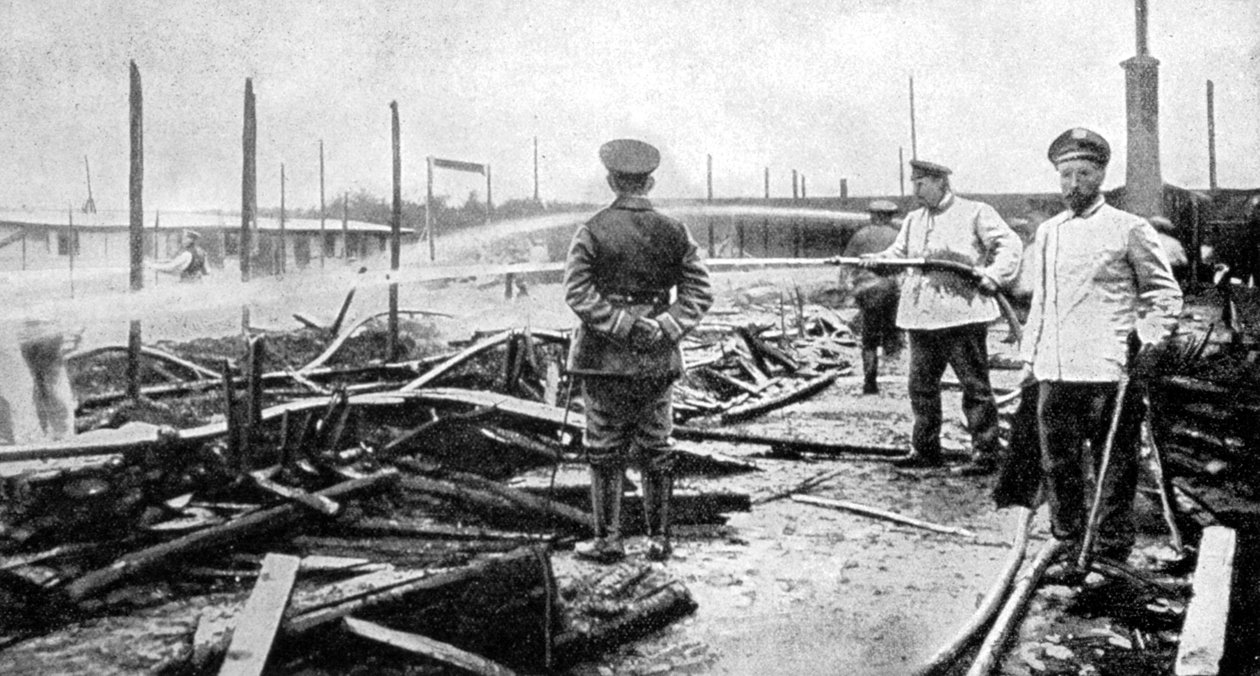 Een door brand beschadigd krijgsgevangenenkamp in Duitsland, Eerste Wereldoorlog, 1915 door Unbekannt