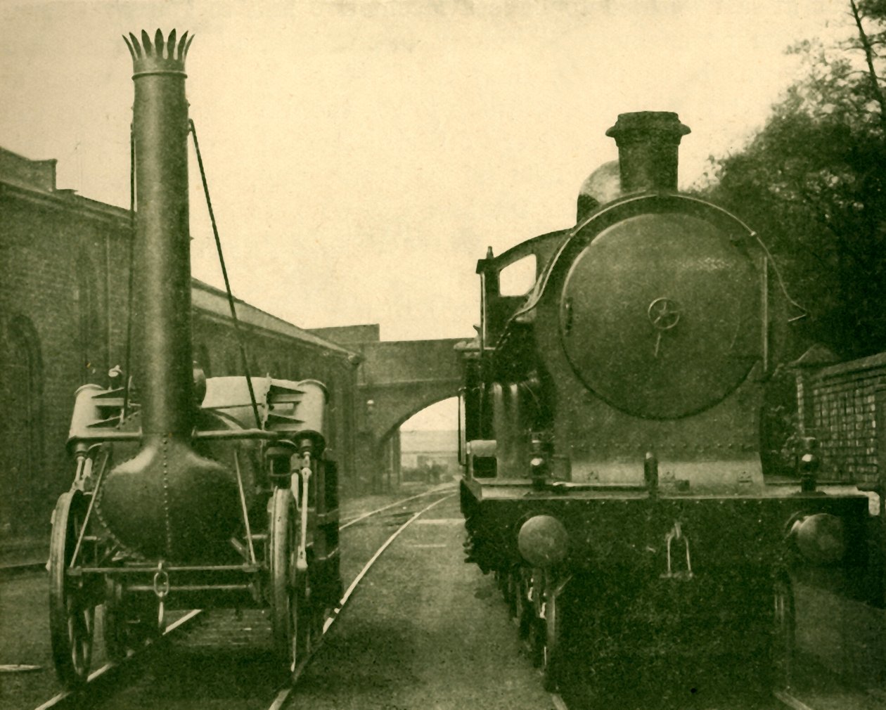 Een levensgroot model van Stephensons Rocket naast een locomotief van de George de Vijfde klasse, Londen door Unbekannt