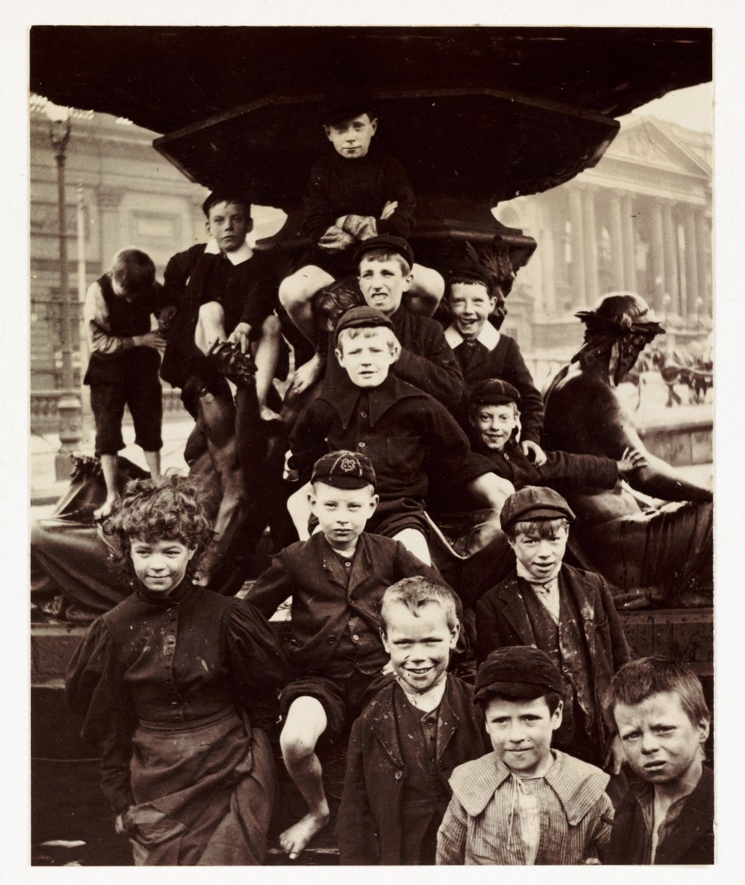 Een groep kinderen voor de Steble-fontein, Liverpool, genomen door een onbekende fotograaf rond 1905 door Unbekannt
