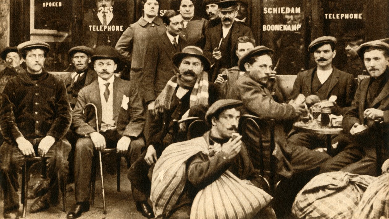 Een groep vluchtelingen-veldwerkers in een café in Parijs, Eerste Wereldoorlog, 1914-1918, 1933 door Unbekannt