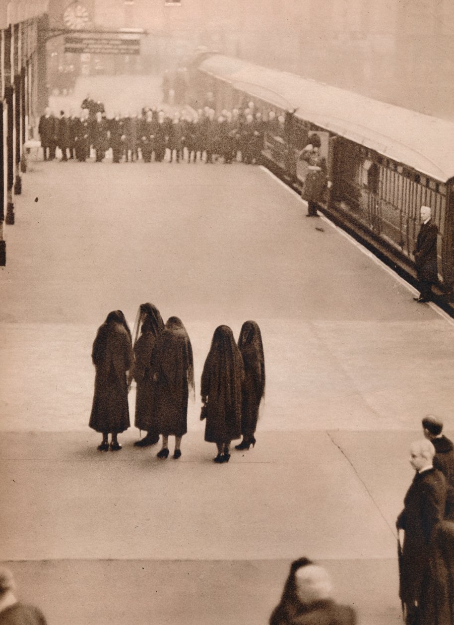 Een eenzame groep koninklijke rouwenden: Koningin Mary met de Prinses Royal, 1936 door Unbekannt