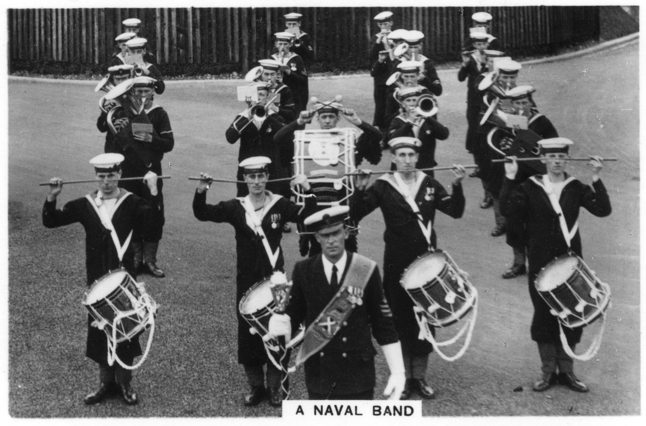 Een marineband van de HMS Vernon walinrichting in Portsmouth door Unbekannt