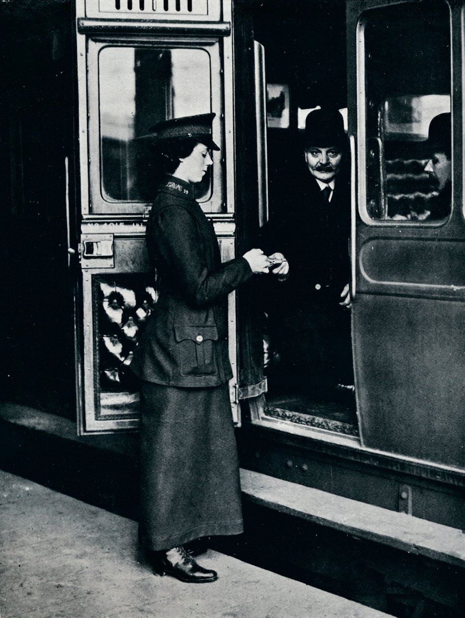 Een vrouwelijke kaartjescontroleur aan het werk, ca. 1914 door Unbekannt