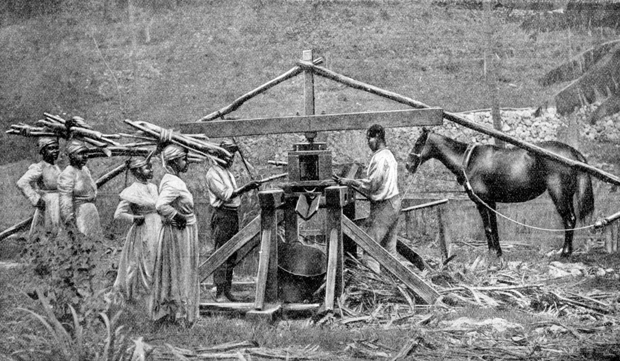 Een houten, door paarden aangedreven suikerrietmolen, West-Indië, 1922 door Unbekannt
