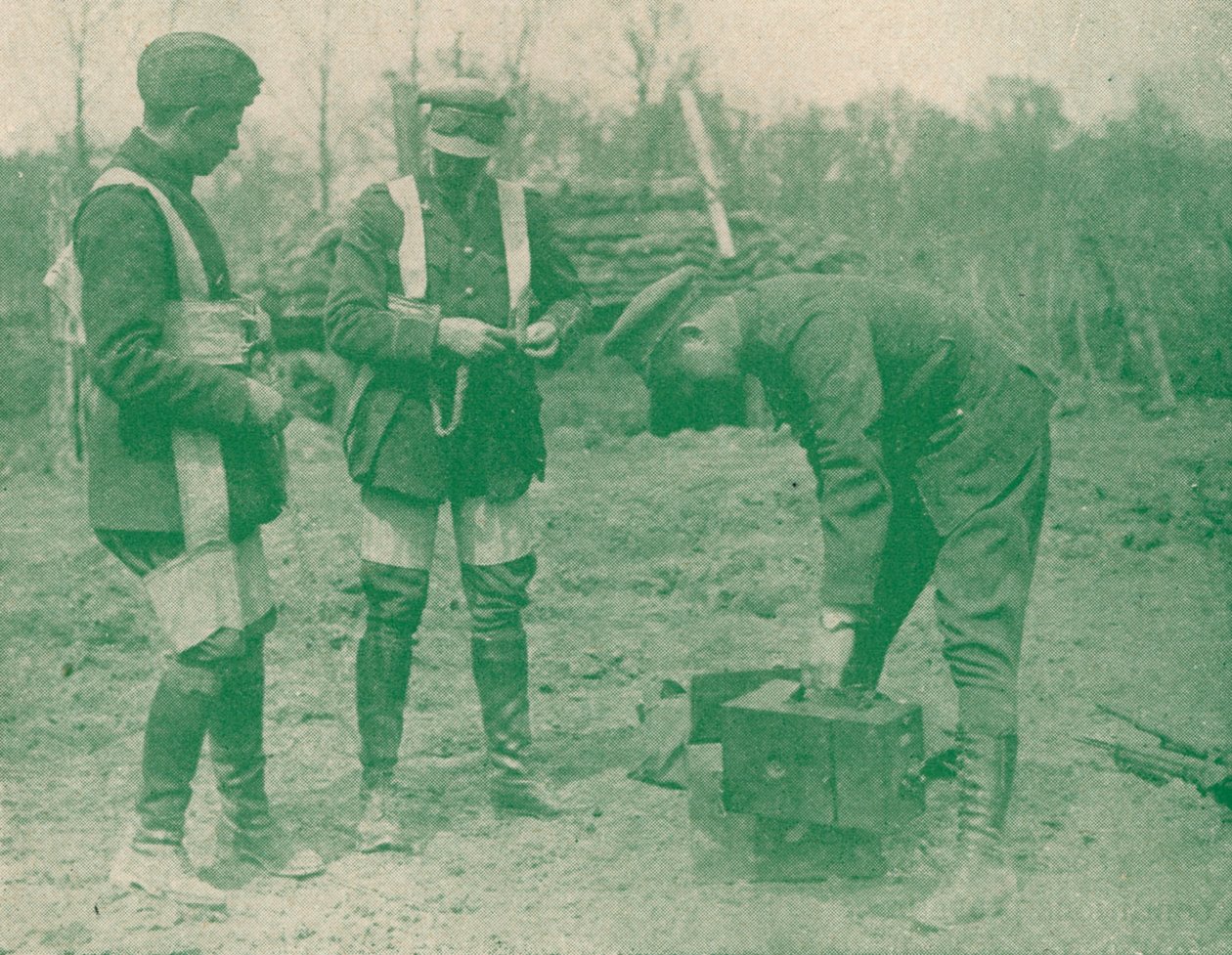 Luchtfotografen bevestigen parachutetuig voor het opstijgen, ca. 1917 1919 door Unbekannt