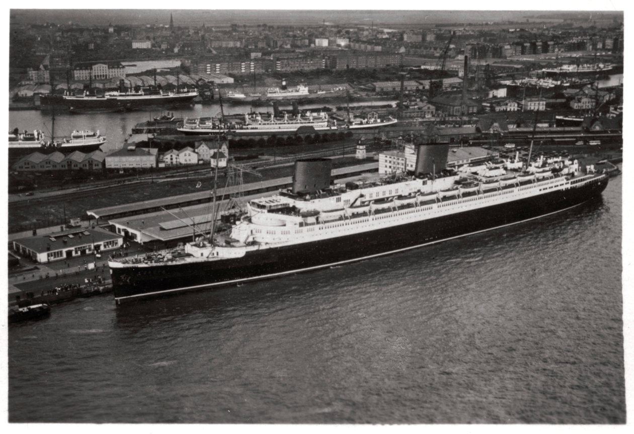 Luchtfoto van de haven van Bremen, Duitsland, en de lijnboot Europa, vanuit een Zeppelin, ca. 1931 1933 door Unbekannt