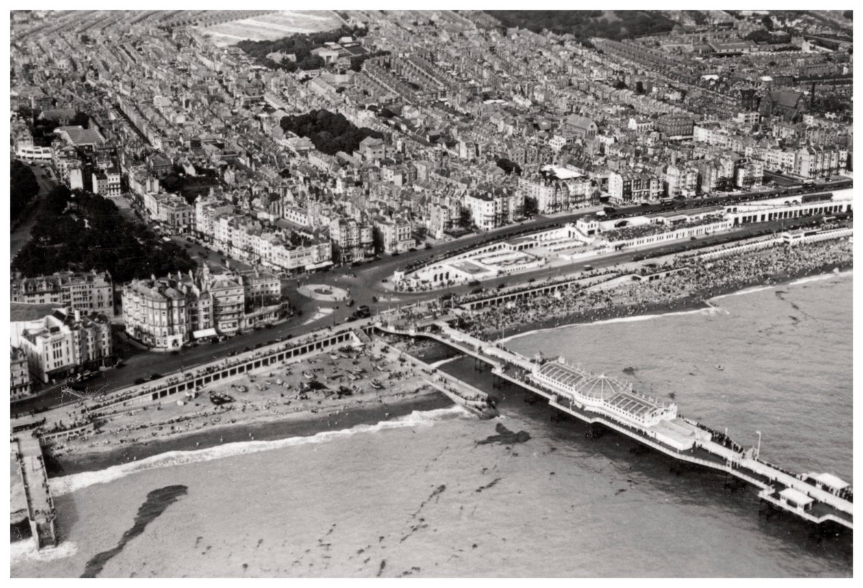 Luchtfoto van Brighton, Sussex, vanuit een Zeppelin, 1931-1933 door Unbekannt