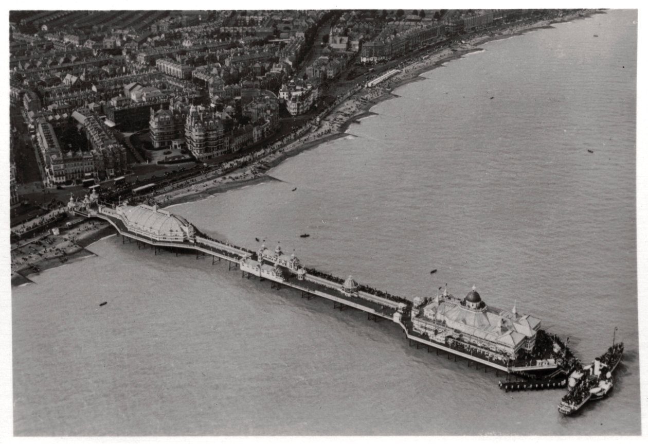 Luchtfoto van Eastbourne, Sussex, vanuit een Zeppelin, 1931 1933 door Unbekannt