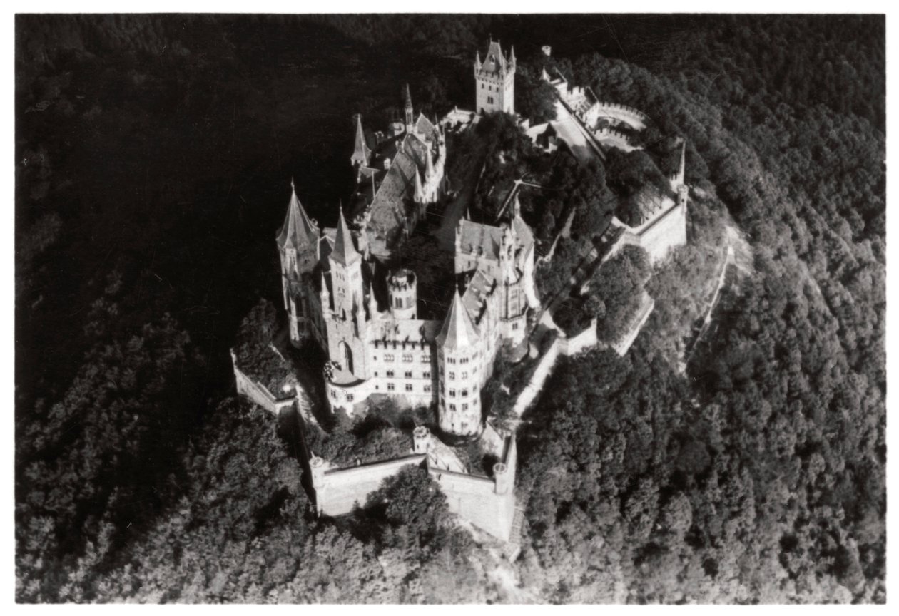 Luchtfoto van Hohenzollern-kasteel, Baden-Württemberg, Duitsland, vanuit een zeppelin, c1931 1933 door Unbekannt