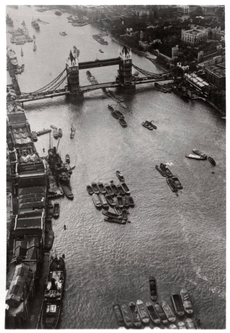Luchtfoto van de Tower Bridge, Londen, vanuit een Zeppelin, 1931 1933 door Unbekannt