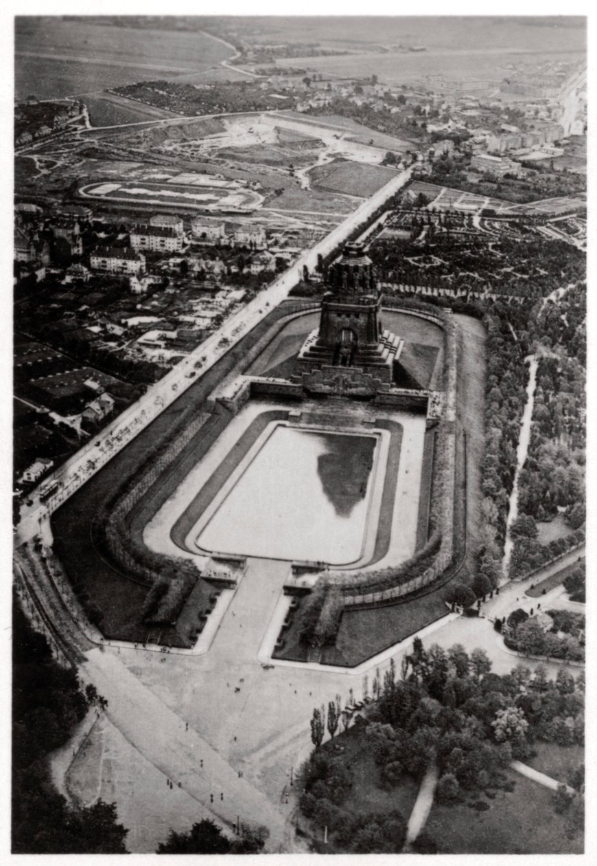 Luchtfoto van Volkerschlachtdenkmal, Leipzig, Duitsland, vanuit een Zeppelin, ca. 1931-1933 door Unbekannt