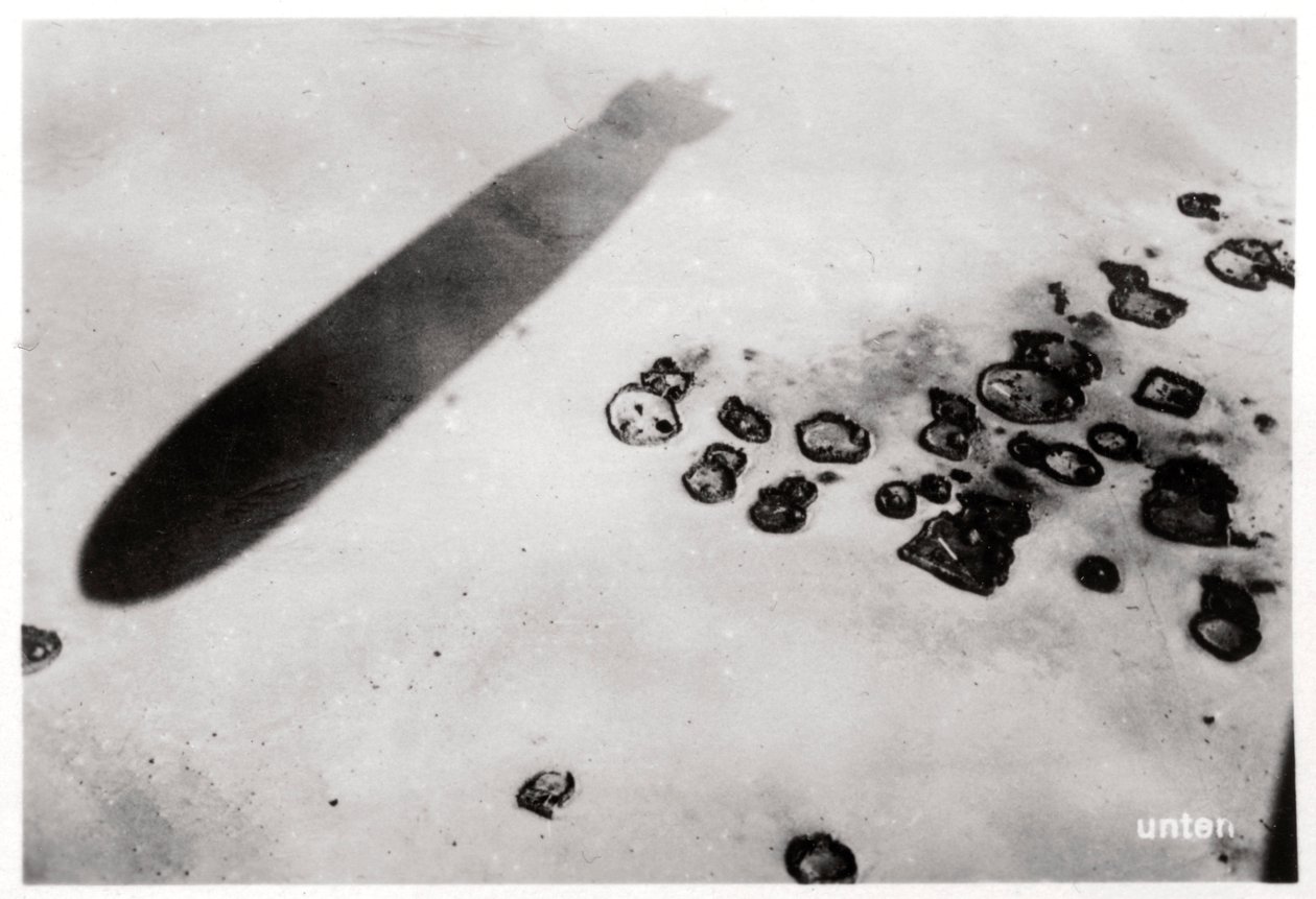 Luchtfoto van een nederzetting in de woestijn, met een schaduw van een Zeppelin, 1931-1933 door Unbekannt
