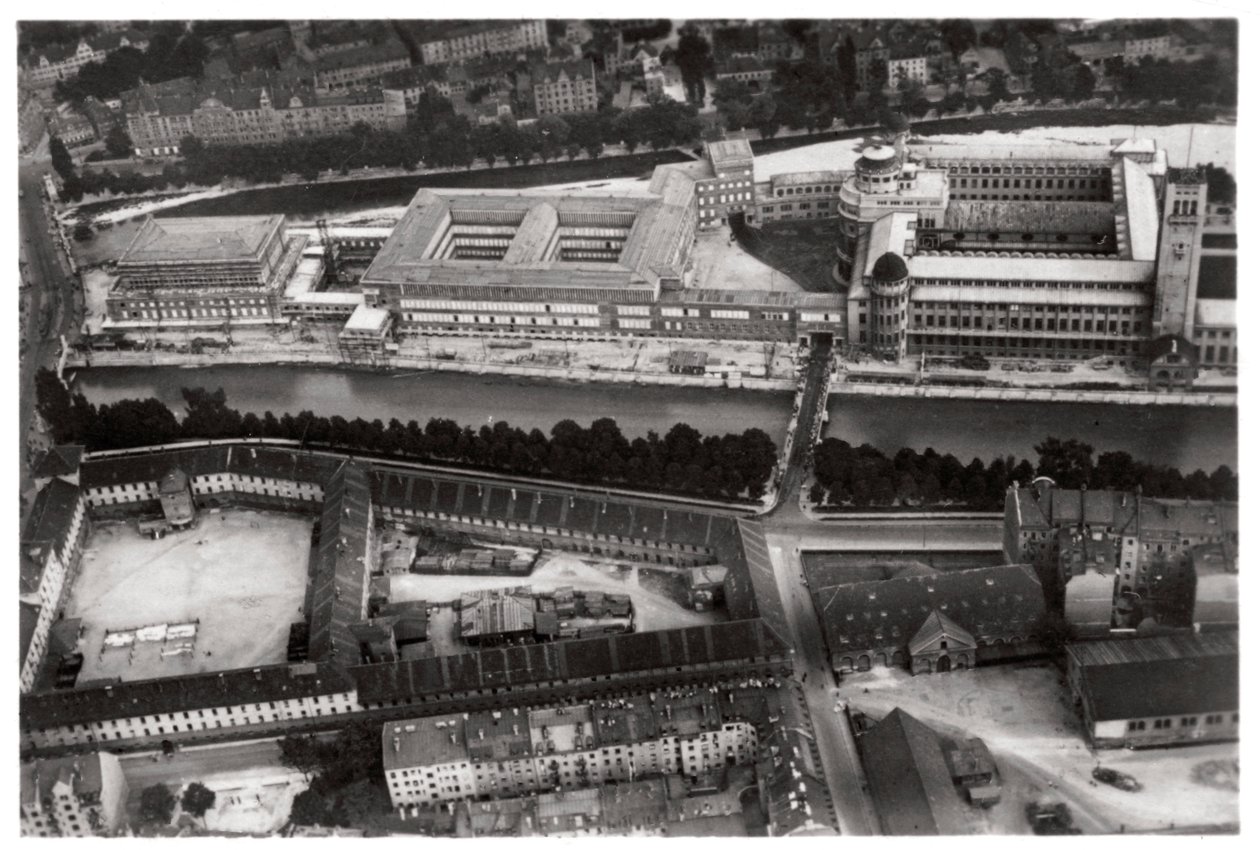Luchtfoto van het Deutsches Museum, München, Duitsland, vanuit een Zeppelin, c1931 1933 door Unbekannt