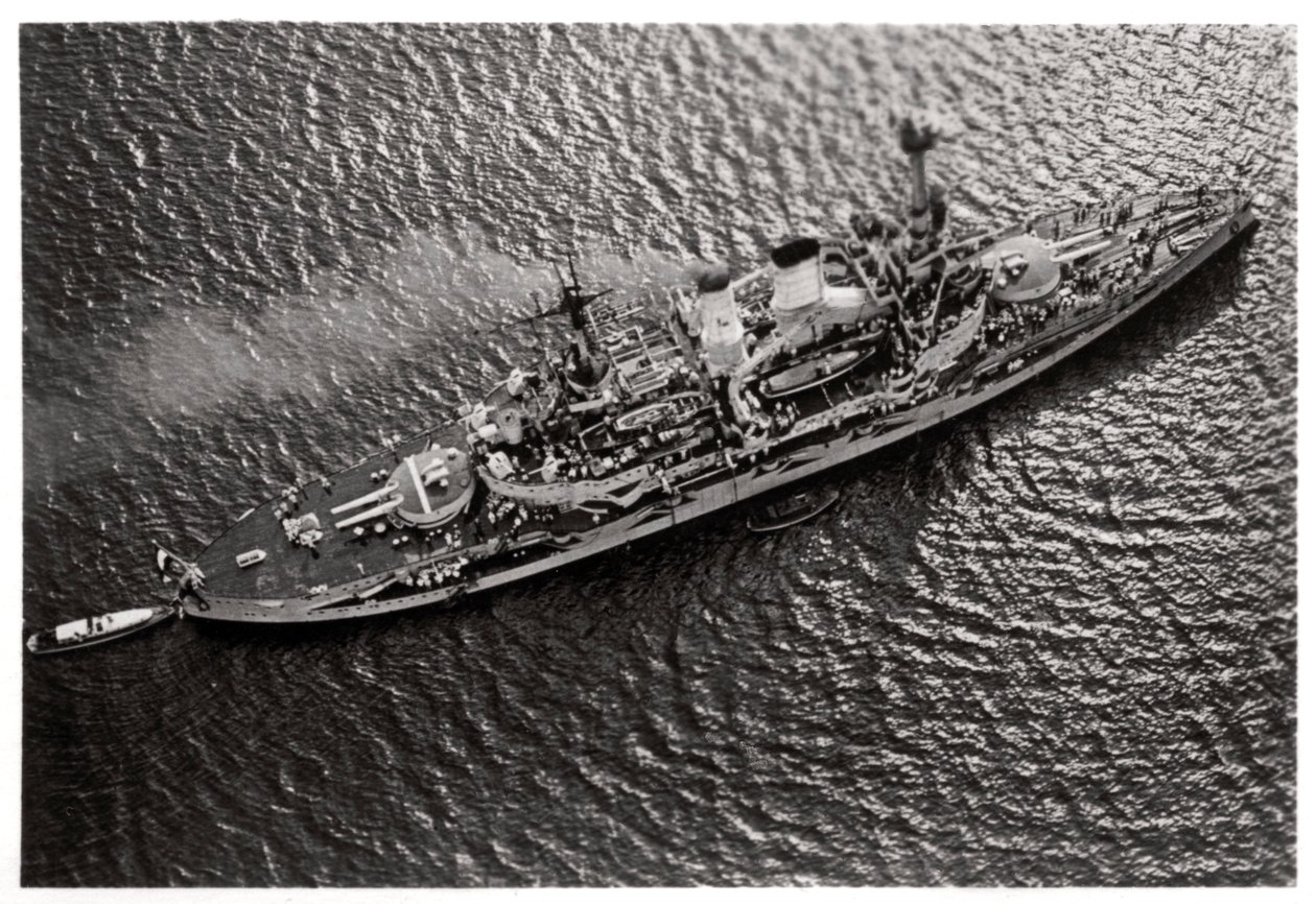 Luchtfoto van het Duitse slagschip SMS Schlesien, vanuit een Zeppelin, c1931-1933 door Unbekannt