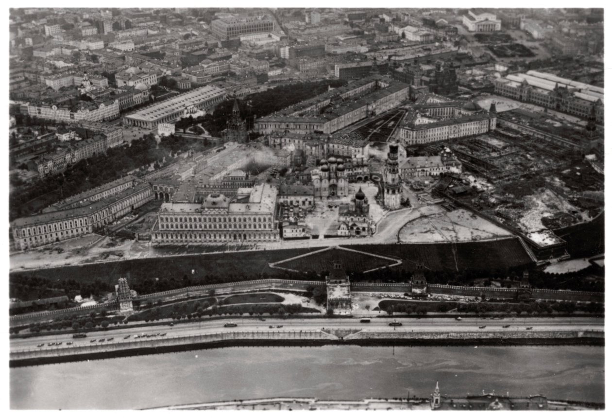 Luchtfoto van het Kremlin, Moskou, USSR, vanuit een Zeppelin, 1930-1933 door Unbekannt