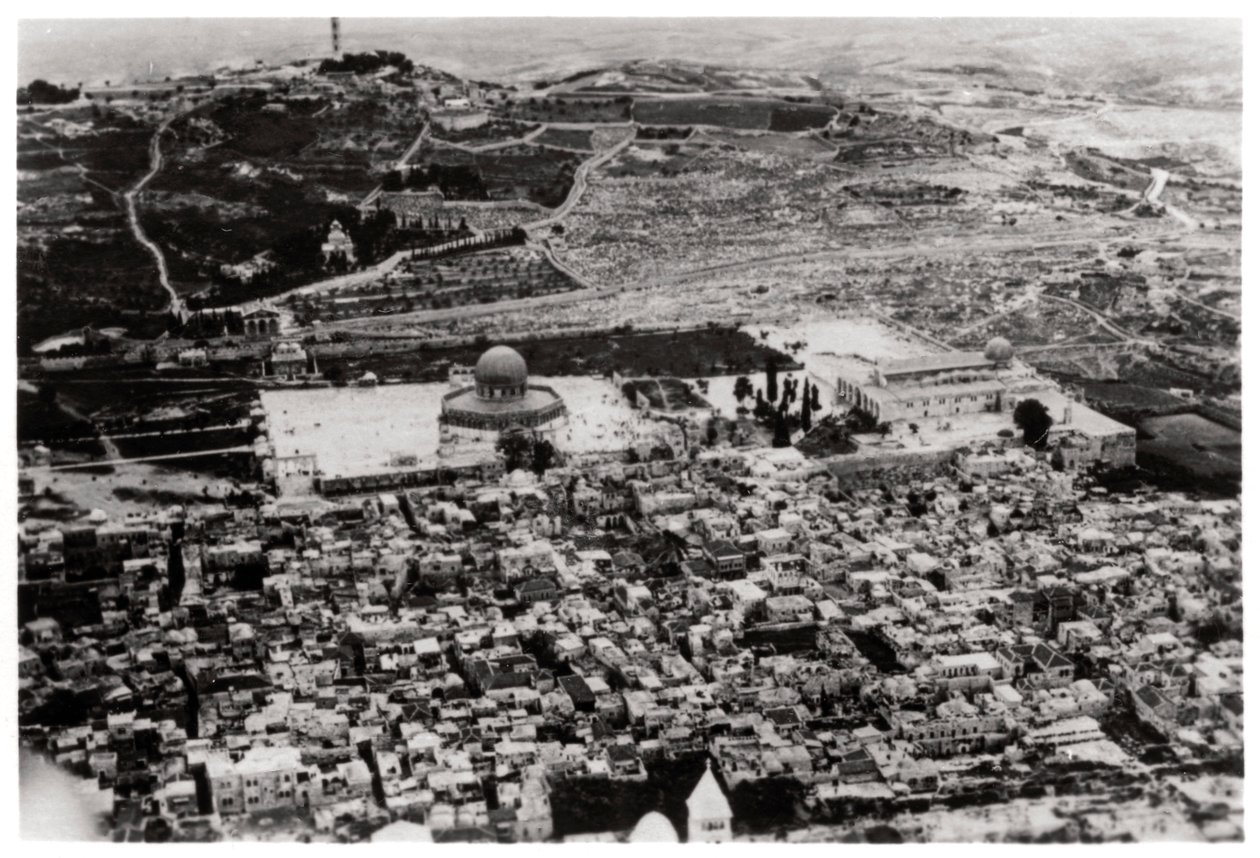 Luchtfoto van de Moskee van Omar, Jeruzalem, Palestina, vanuit een Zeppelin, 1931-1933 door Unbekannt