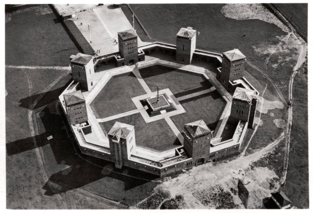 Luchtfoto van het Tannenberg Memorial, nabij Olsztynek, Polen, vanuit een Zeppelin, ca. 1931-1933 door Unbekannt