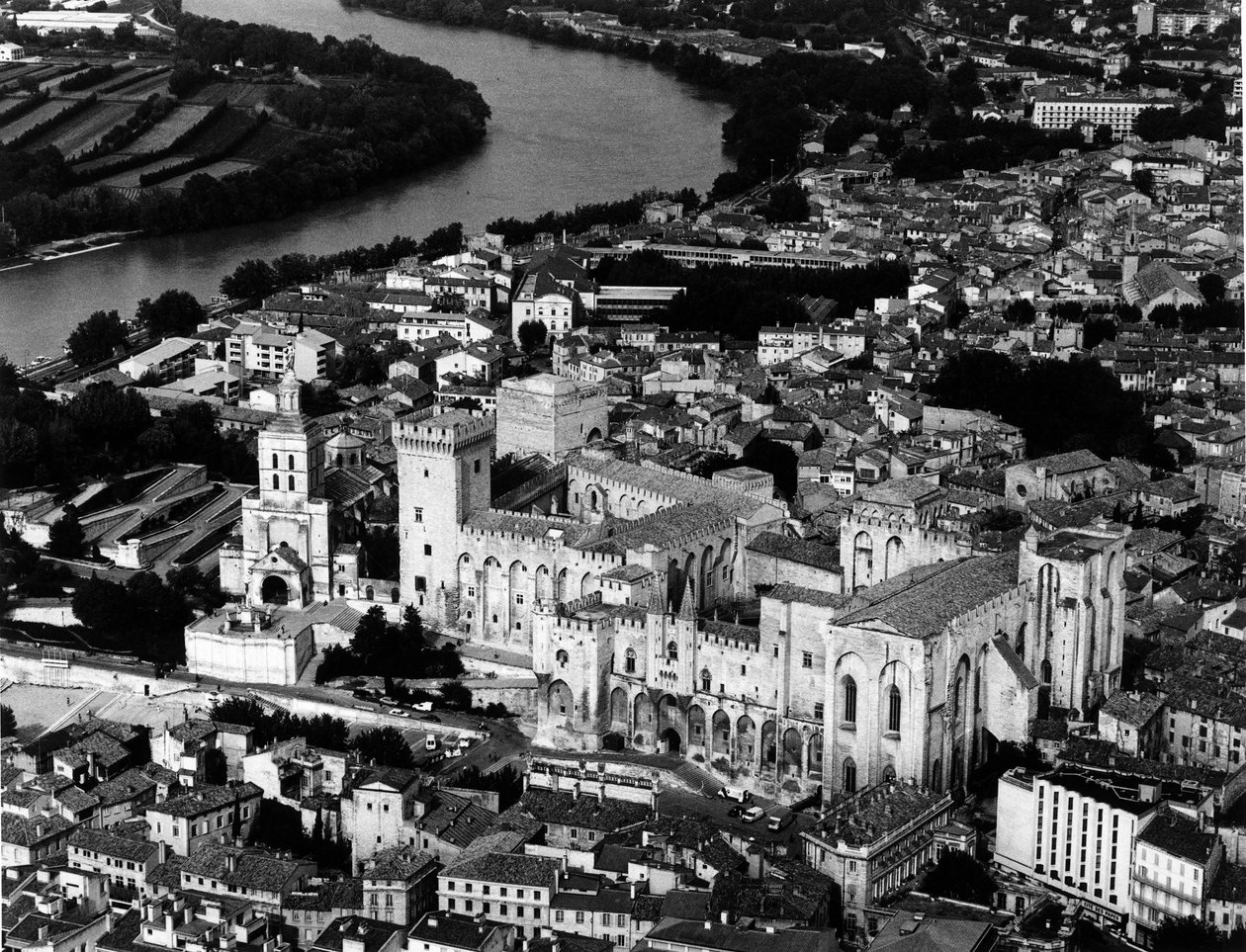 Luchtfoto van het Pausenpaleis (1335-1355) en de Kathedraal Notre Dame des Doms (Notre-Dame-des-Doms) (12e eeuw). Avignon, Vaucluse door Unbekannt