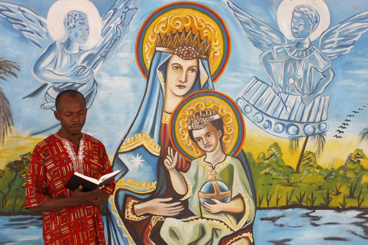 Afrikaanse man die de bijbel leest, Togo Ville, Togo door Unbekannt