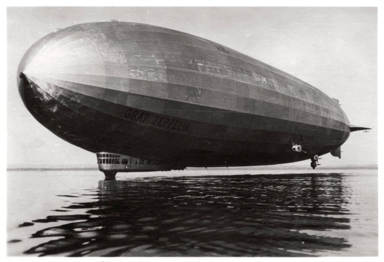 Luchtschip LZ127 Graf Zeppelin landt op het Bodenmeer, Duitsland, 1933 door Unbekannt