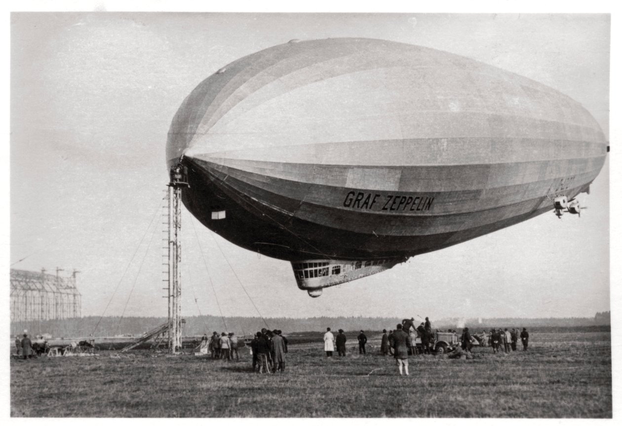 Luchtschip LZ127 Graf Zeppelin aangemeerd in Loewental, Duitsland, 1933 door Unbekannt