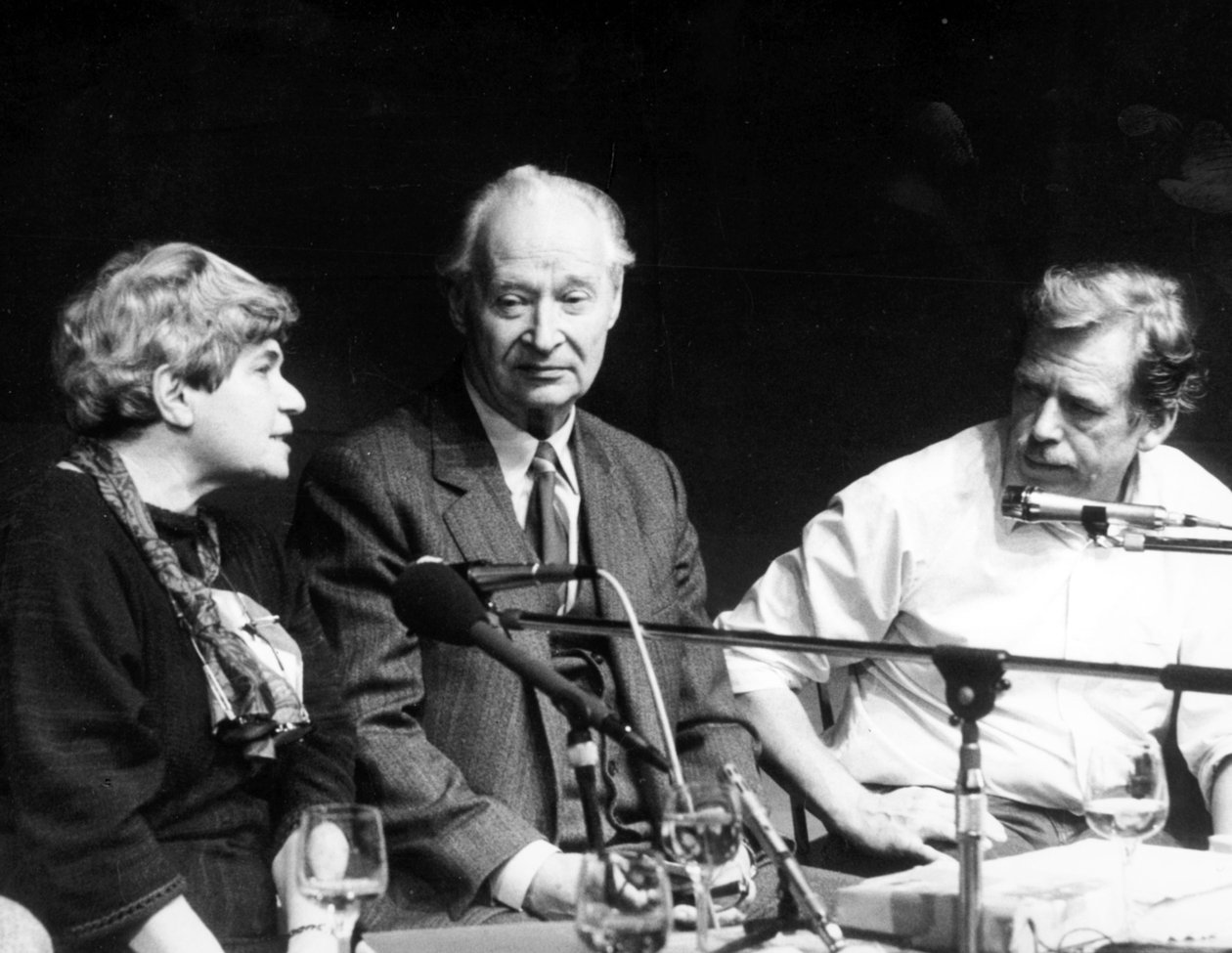Alexander Dubcek met mevrouw Rita Klimova, later Tsjechoslowaaks ambassadeur in de Verenigde Staten en Vaclav Havel, tijdens een persconferentie van het Burgerforum op 24 november door Unbekannt