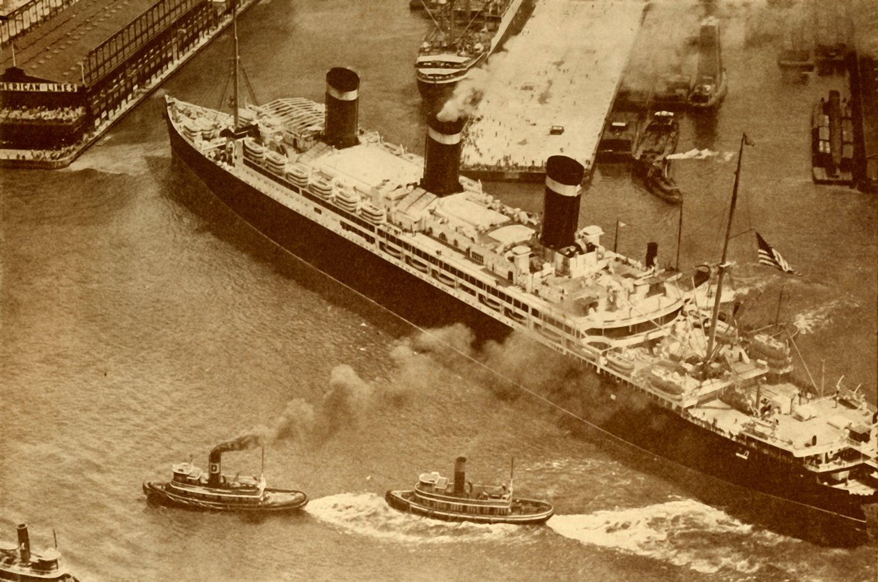 Een luchtfoto van de Leviathan die door kleine sleepboten naar haar dok in New York wordt gesleept, ca. 1930 door Unbekannt