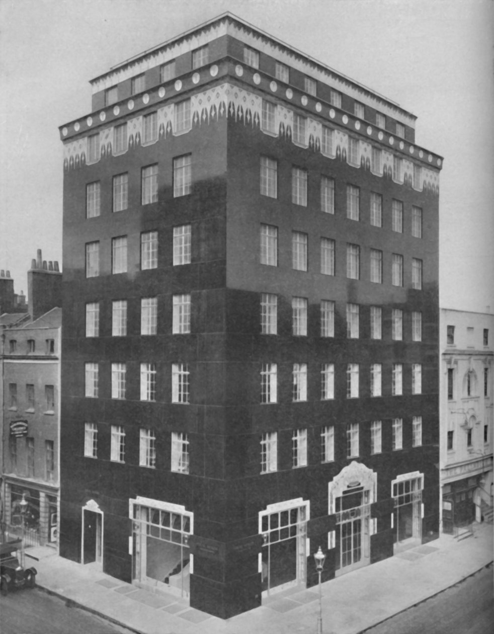 Een geheel zwart gebouw in Londen verlicht door een kraag van wit kant, ca. 1935 door Unbekannt