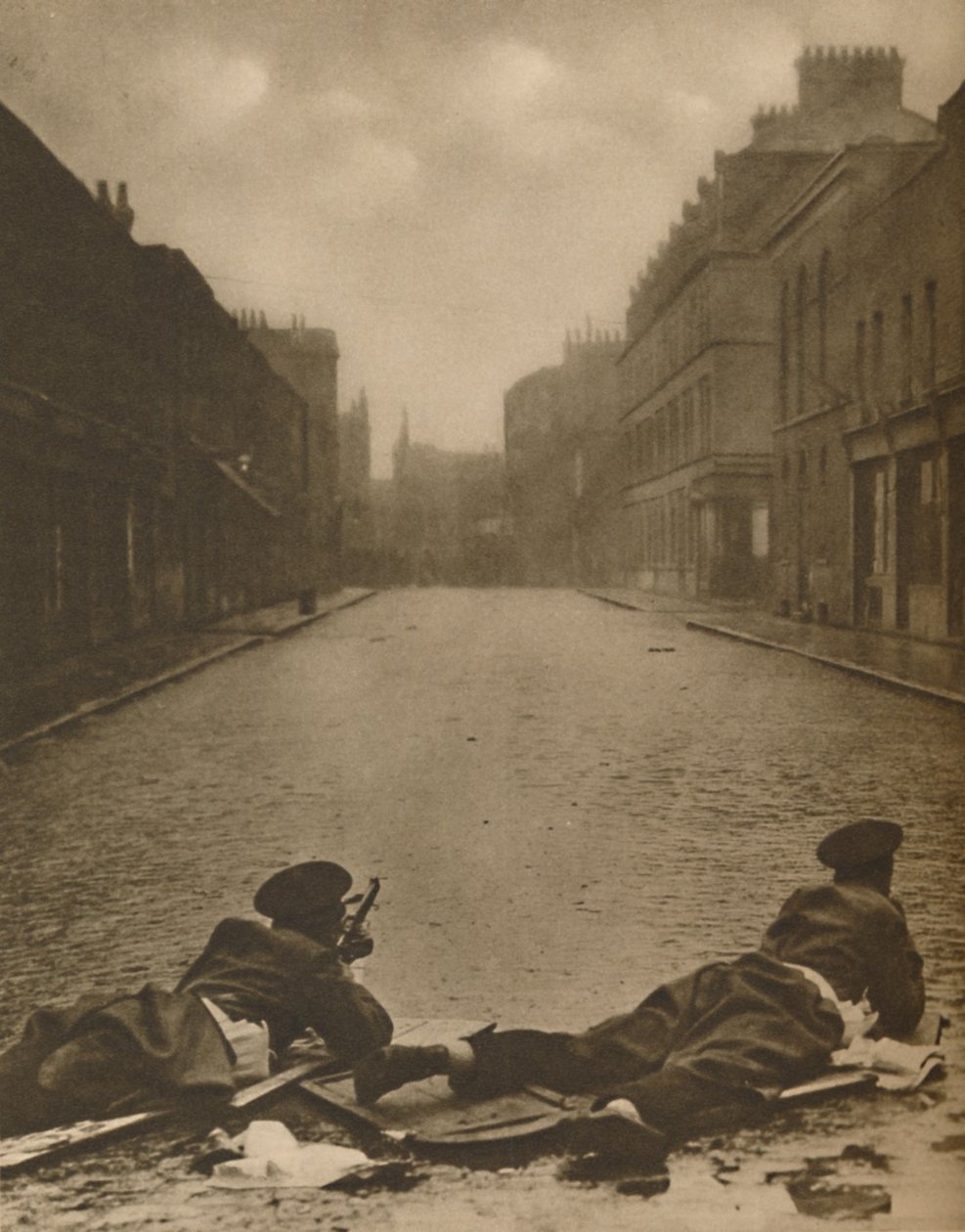 Een Oost-End episode: Schotse Garde in actie in Sydney Street in 1911, ca. 1935 door Unbekannt