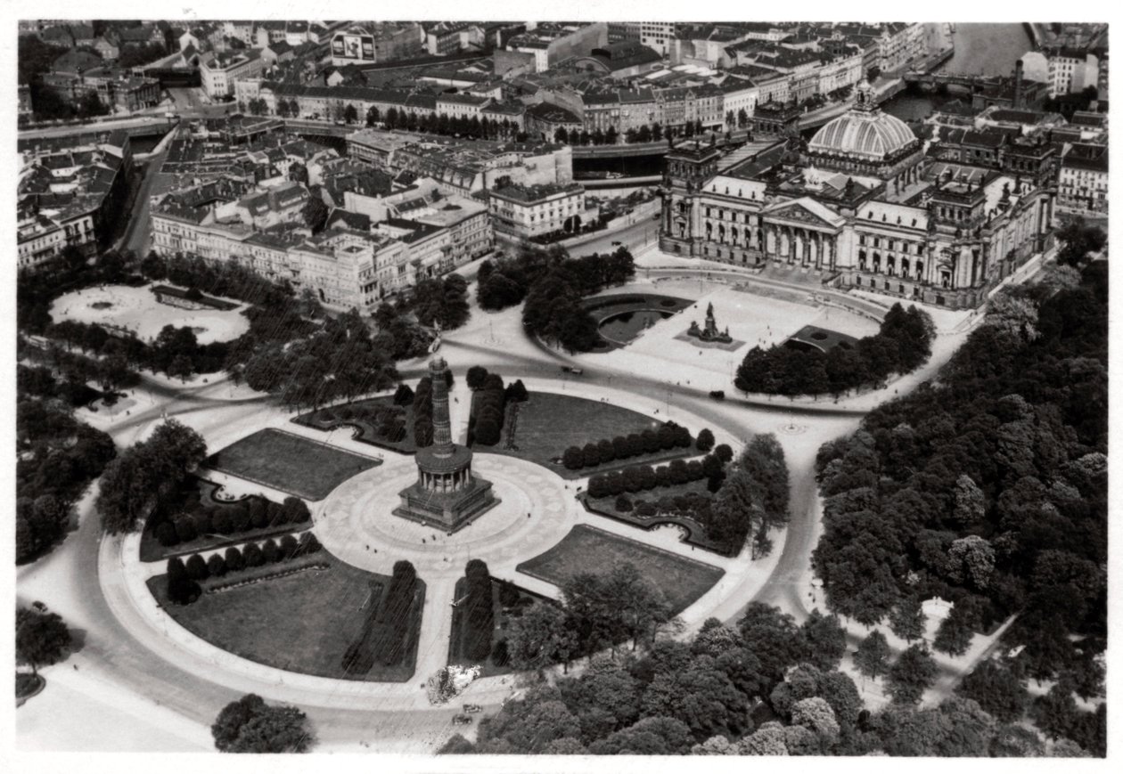 Een luchtfoto van de Königsplatz, München, Duitsland, vanuit een Zeppelin, ca. 1931 1933 door Unbekannt