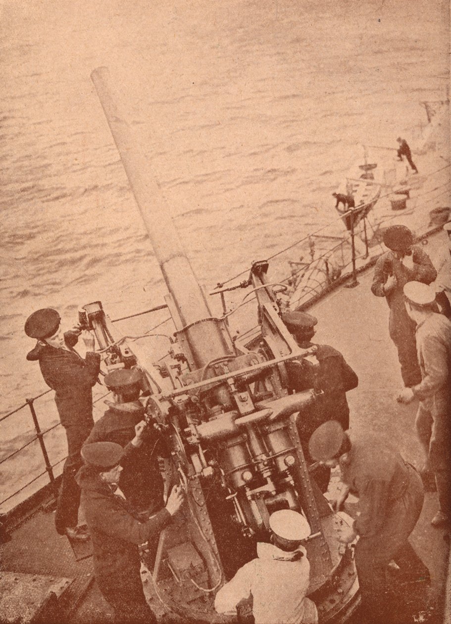 Een luchtafweergeschut in actie op een Brits slagschip, ca. 1917-1919 door Unbekannt
