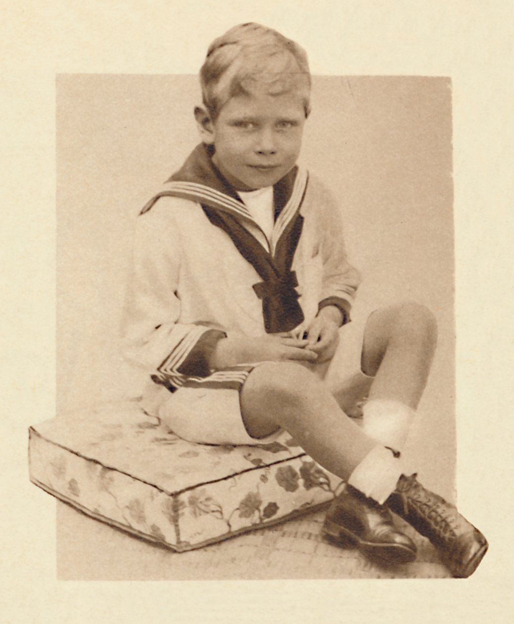 Een aanwijzing van een toekomstige carrière: Prins Albert in matrozenpak, c1900, 1937 door Unbekannt