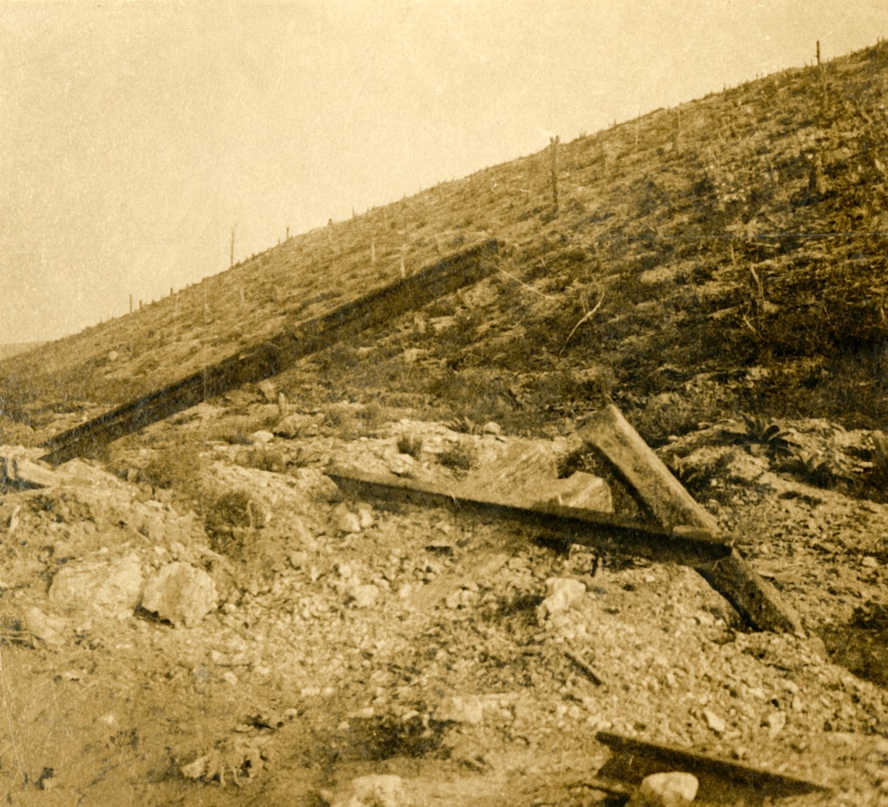 Gebied rond het fort bij Douaumont, Noord-Frankrijk, ca. 1914-1918 door Unbekannt