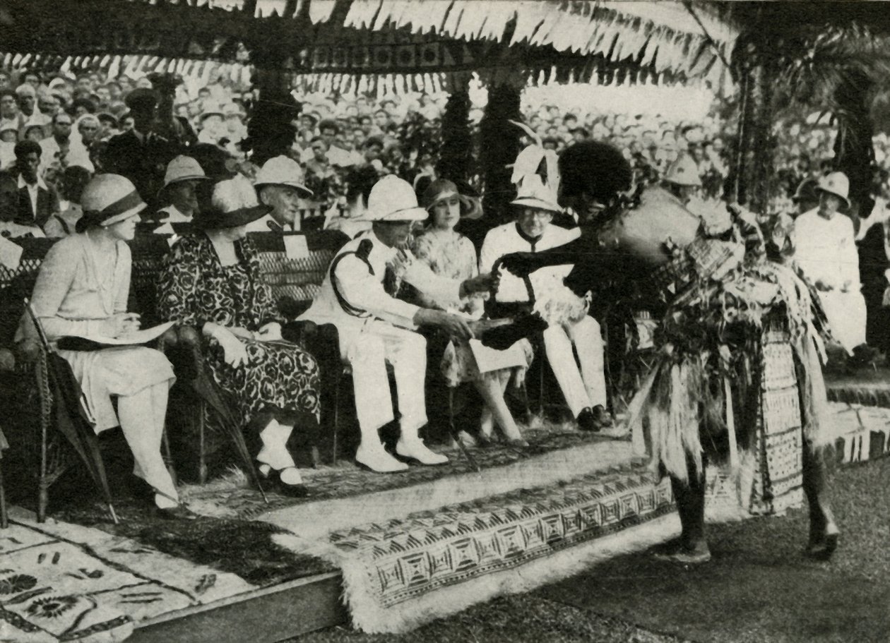 In Suva, Fiji. Presenteren van een Tabua-tand van de potvis ...1927, 1937 door Unbekannt