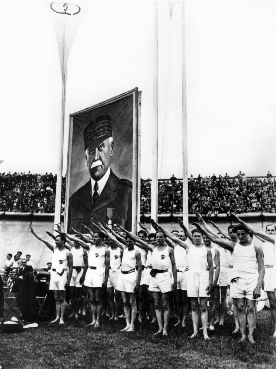 Atleten brengen de fascistische groet, Parc des Princes, Parijs, 1941 door Unbekannt