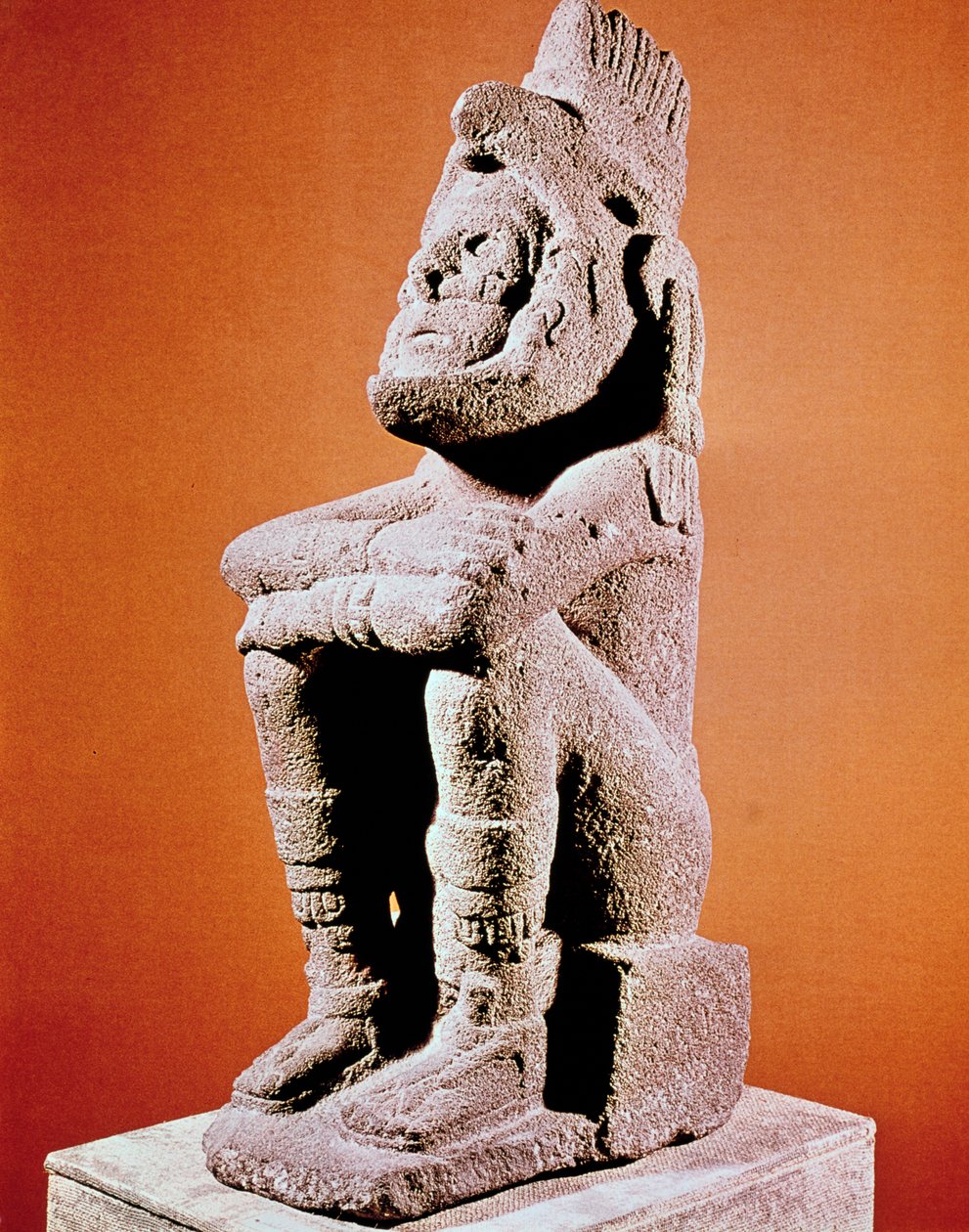 Azteekse sculptuur van een zittende mannelijke figuur, ca. 1375-1521 door Unbekannt