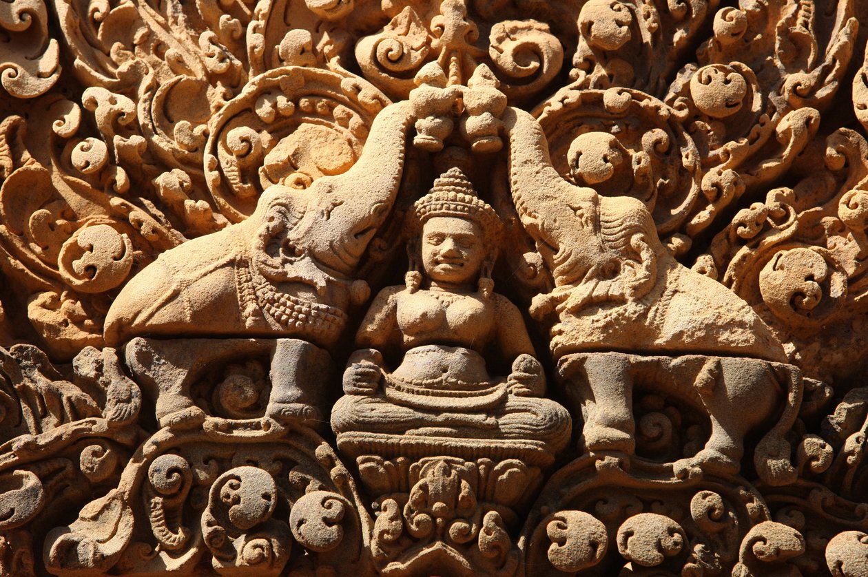 Banteay Srei-tempel in Angkor, Cambodja. Lakshmi, hindoegodin van rijkdom en vrouw van god Vishnu, wordt besprenkeld met heilig water door twee olifanten door Unbekannt