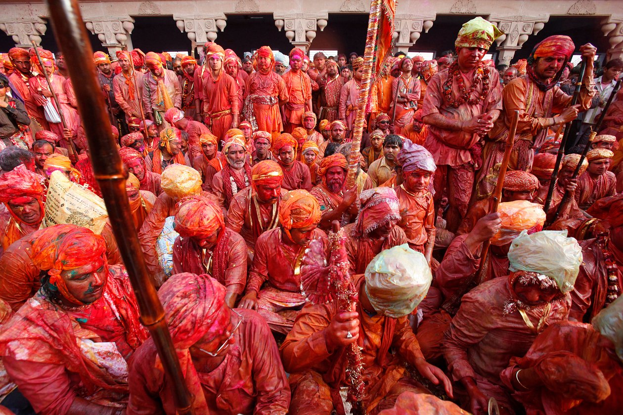Barsana dorpelingen vieren Holi in Nandgaon, Nandgaon, India door Unbekannt