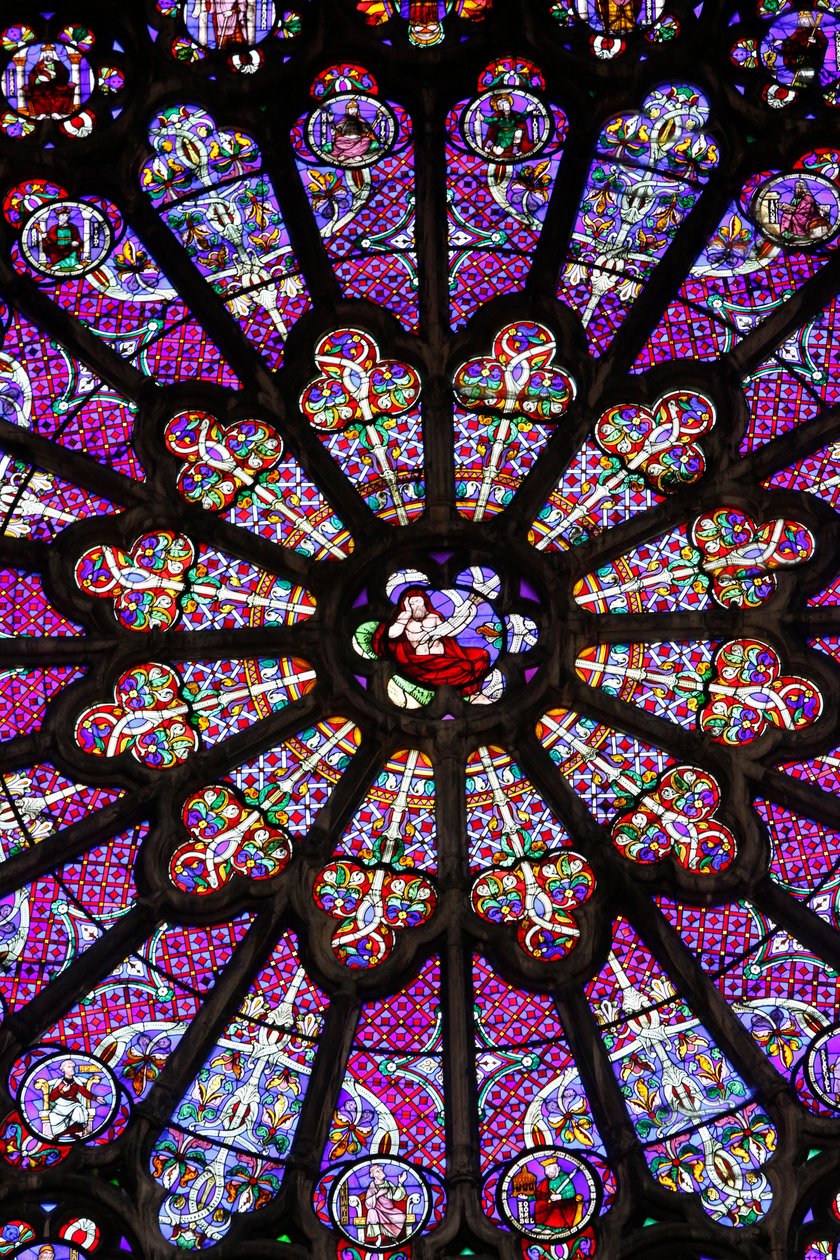 Basiliek van St. Denis, Noord transept, Glas-in-loodraam (detail), Roosvenster boven de middelste poort, Saint-Denis, Frankrijk door Unbekannt