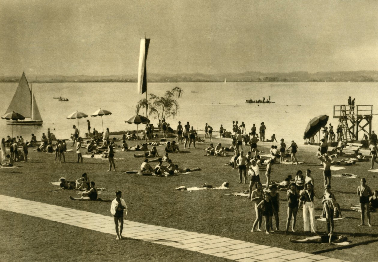 Baden aan de oevers van het Bodenmeer, Bregenz, Oostenrijk, c1935 door Unbekannt