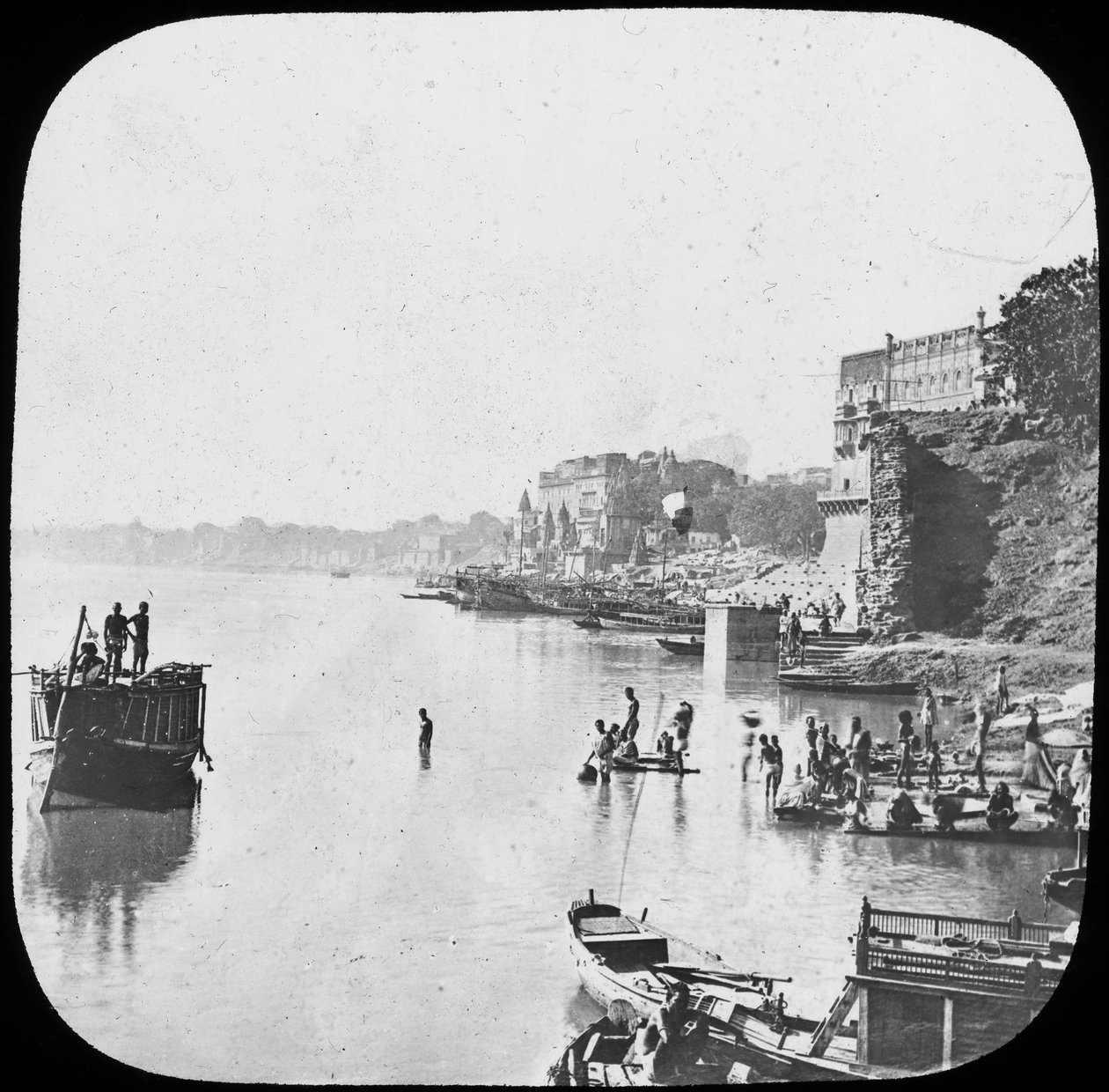 Badplaats bij Benares, India, eind 19e of begin 20e eeuw door Unbekannt
