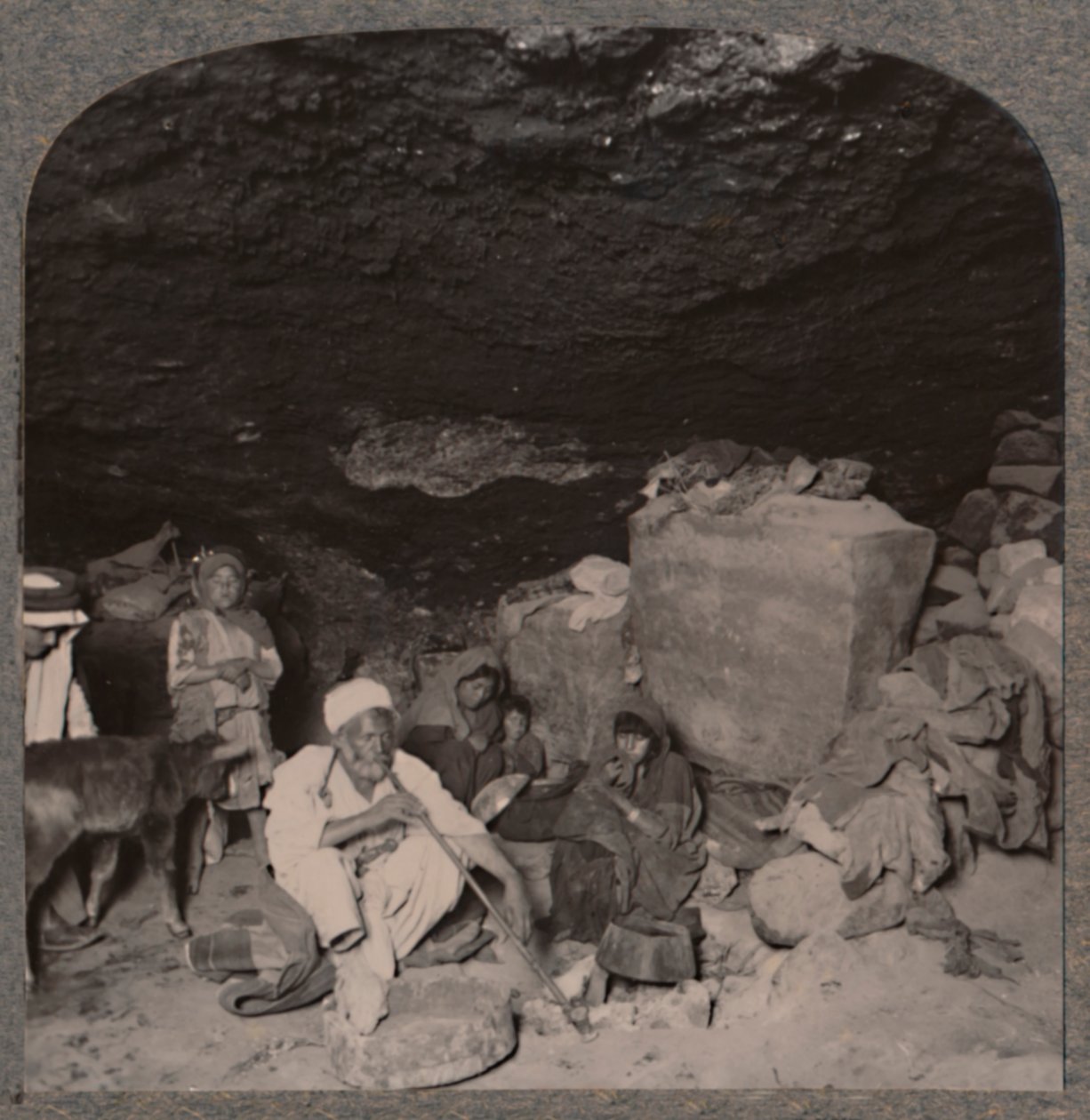 Bedoeïenen grot-bewoners in hun grotten, c1900 door Unbekannt