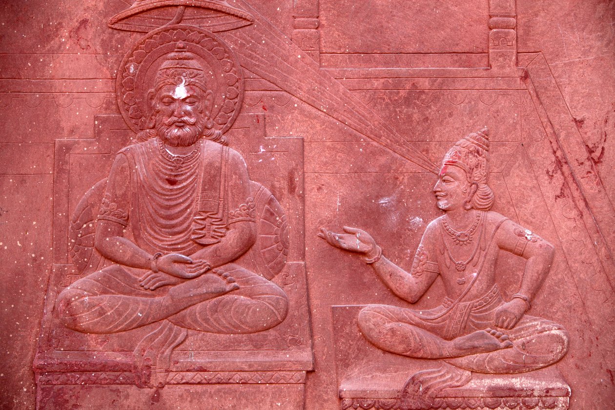 Bhagavad Gita gegraveerd op een hindoetempel: dialoog tussen Krishna en Arjuna, Vrindavan, India door Unbekannt