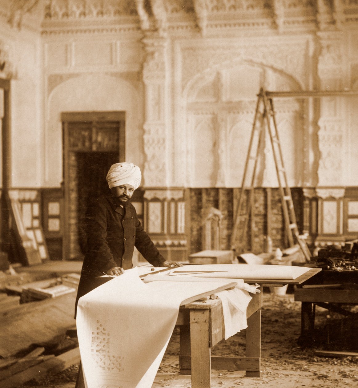 Bhai Ram Singh aan het werk in de Indiase kamer, Osborne House, Isle of Wight, 1892 door Unbekannt