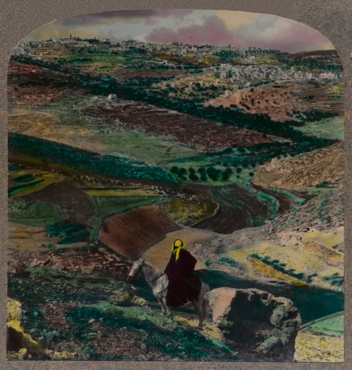 Vogelperspectief van Bethlehem, met wijngaarden en olijfboomgaarden, c1900 door Unbekannt